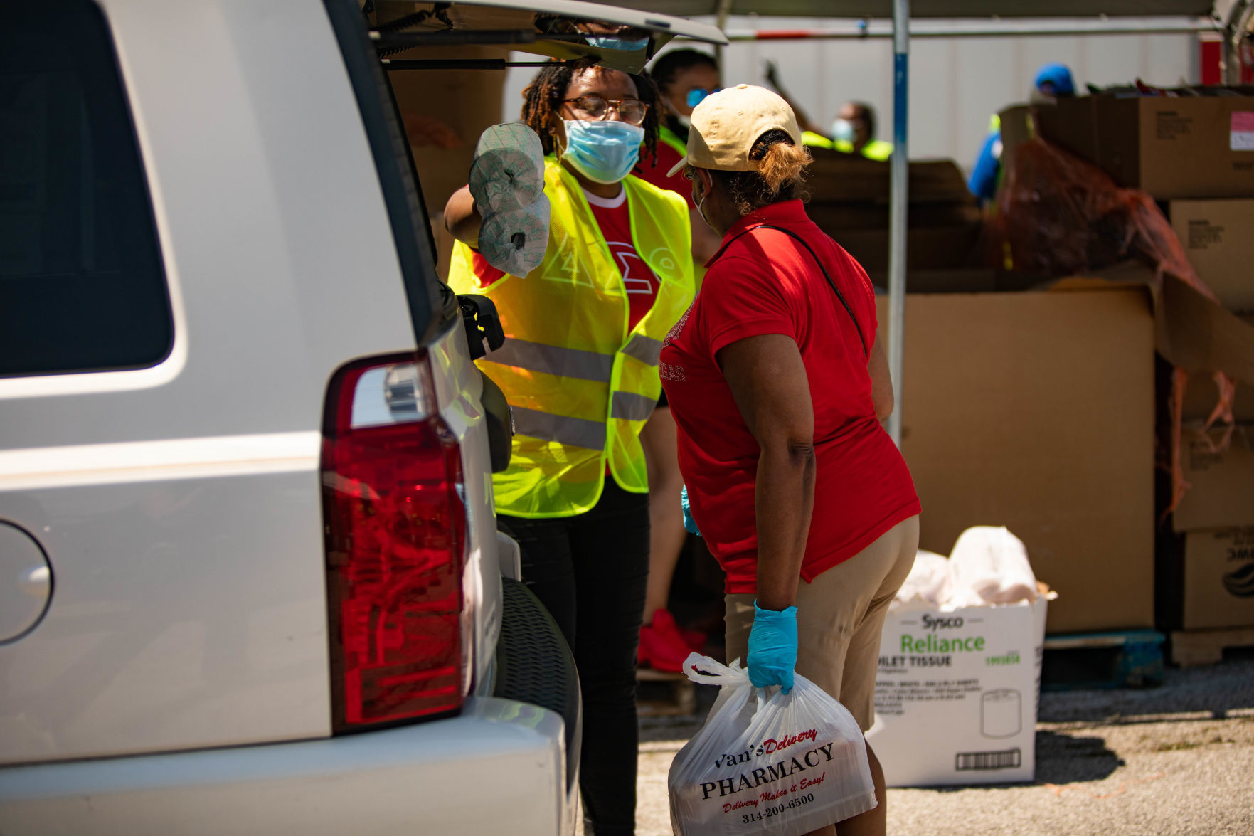St. Louis region holds largest food distribution for thousands in need